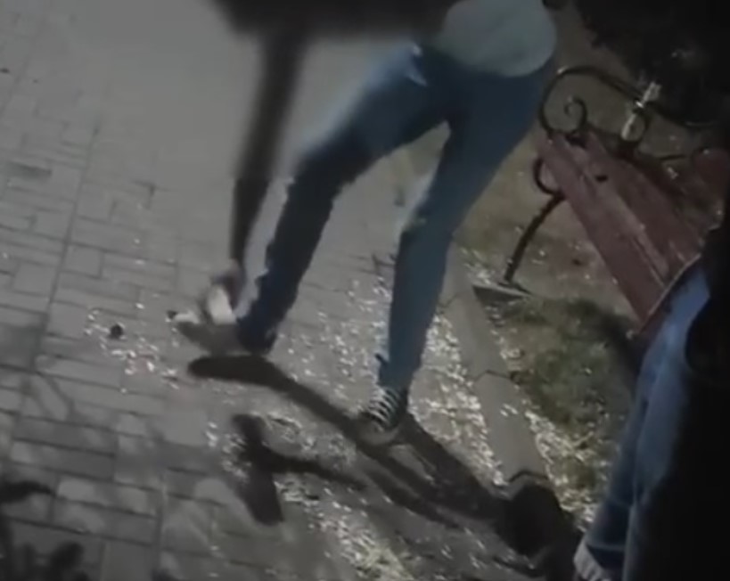 Tineri, amendați și puși să măture cojile de seminţe într-un parc din Târgu Ocna. Poliție: „I-am ajutat să regăsească simţul civic”
