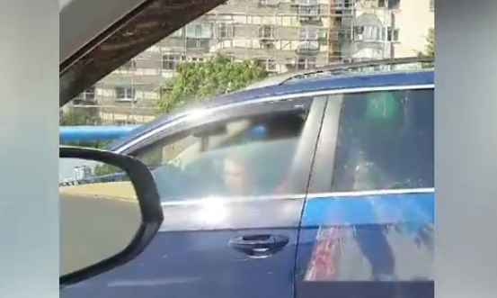 VIDEO. Inconștiență la volan: Un șofer a fost filmat în timp ce conducea cu aproape 100 km/h cu un copil în brațe