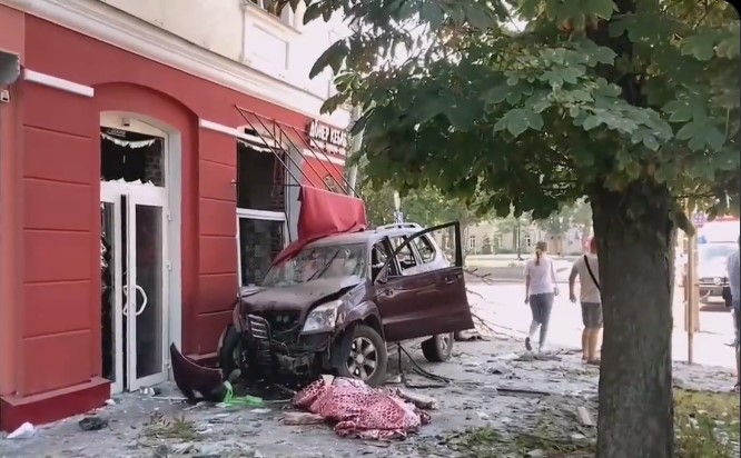 Atac cu rachete în Cernihov: Cel puțin 7 morți și zeci de răniți. Zelenski: „Asta înseamnă să trăiești lângă un stat terorist”