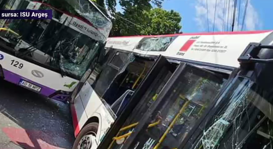 VIDEO. Două autobuze de transport public, implicate într-un accident pe o stradă din Pitești. Ambii șoferi au ajuns la spital