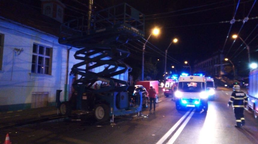 Accident grav în Mediaș: O mașină a lovit din plin un utilaj cu muncitori de pe marginea drumului, care făceau reparații