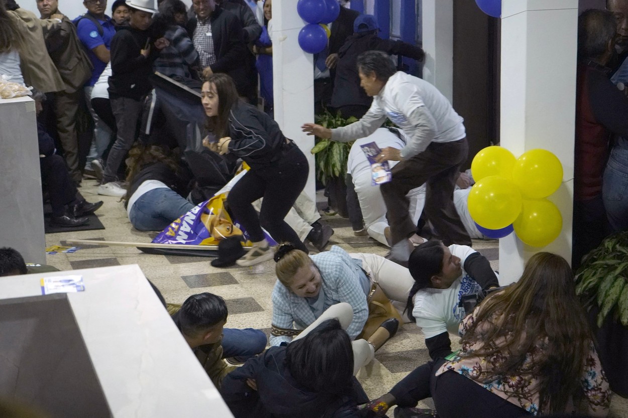Momentul în care candidatul aflat pe locul 2 la prezidențialele din Ecuador este împușcat mortal, pe stradă