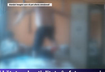 Un copil a fost legat și bătut de tatăl vitreg, în timp ce mama privea impasibilă scena. Totul a fost filmat de fratele mai mic