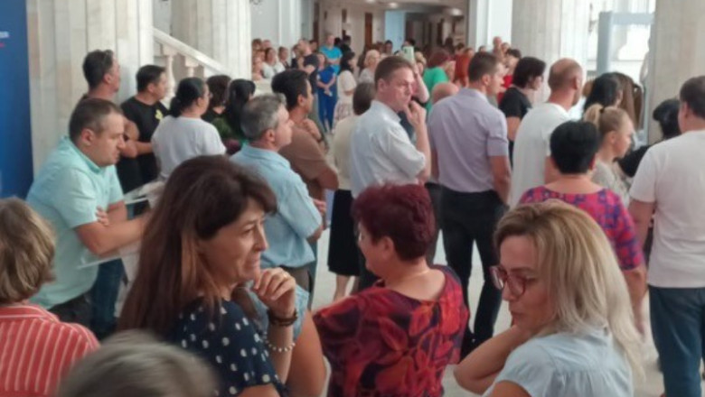 VIDEO  Protest la Ministerul Finanțelor. Angajații au oprit lucrul, nemulțumiți de tăierea sporurilor