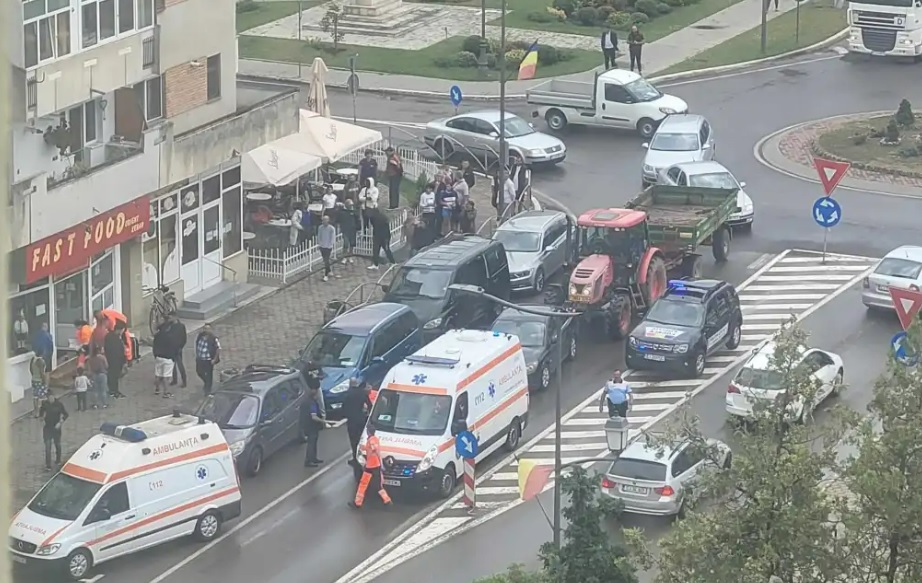 Bătaie în plină stradă după un conflict în trafic, în Câmpia Turzii. 5 oameni au ajuns la spital