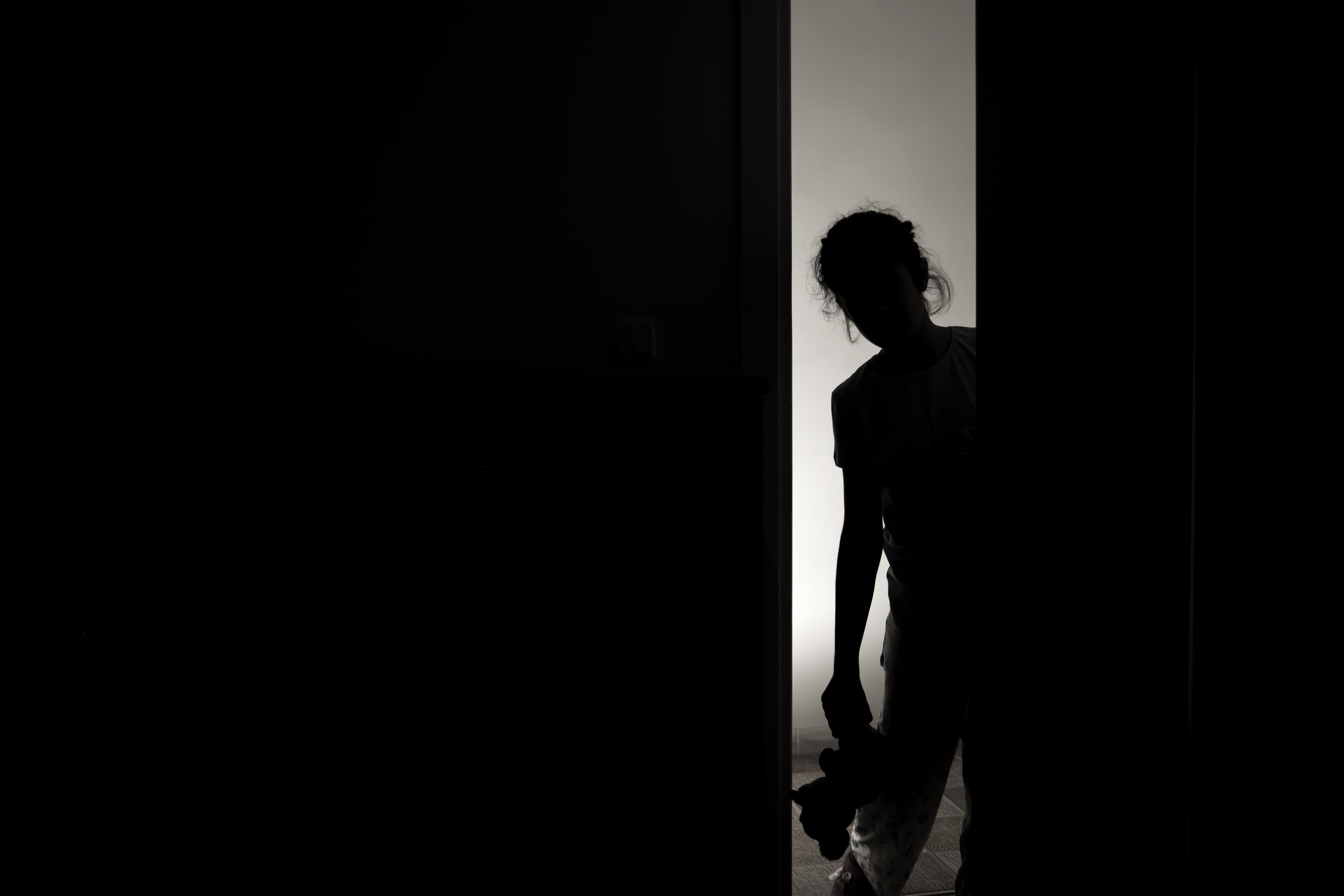 Fetiță de 12 ani obligată să întrețină relații sexuale și să realizeze fotografii și filme pornografice. Ce a pățit agresorul ei