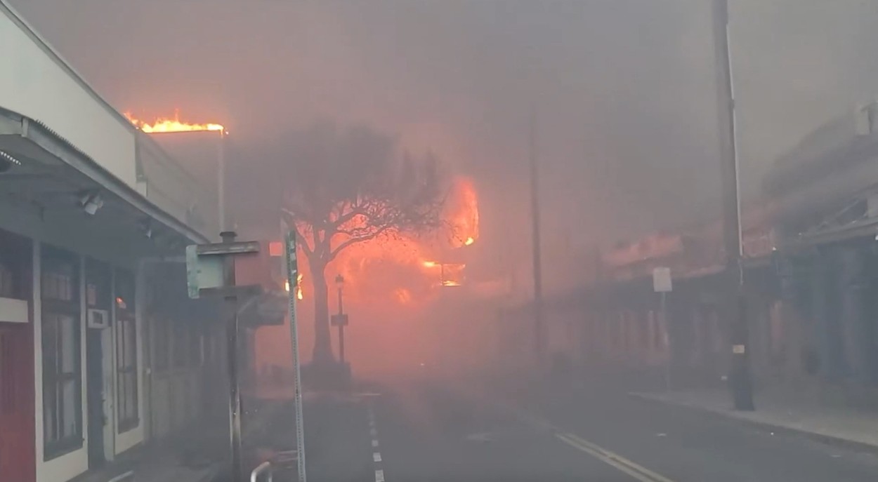 „Toți cei pe care îi cunosc nu mai au casă”. Mărturiile unui localnic care a reușit să scape de incendiile devastatoare din Hawaii