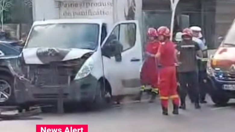 Accident grav în centrul Bucureștiului. Un autobuz și o mașină s-au ciocnit. 4 oameni au fost răniți