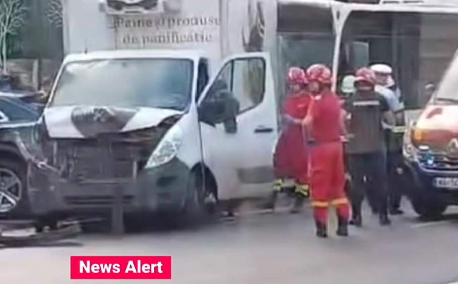 Accident grav în centrul Bucureștiului. Un autobuz și o mașină s-au ciocnit. 4 oameni au fost răniți