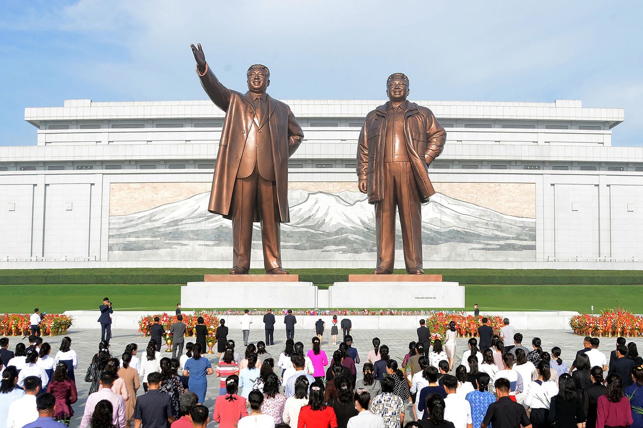 Nord-coreenii sunt obligați să protejeze statuile și portretele dictatorilor Kim înainte de ei înșiși în timpul furtunii masive Khanum