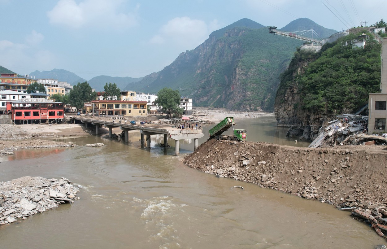 Ploile torențiale și inundațiile au făcut ravagii în China. Zeci de oameni au murit în provincia Hebei