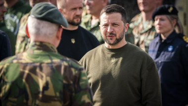 președintele Ucrainei înconjurat de militari, într-o vizită la o bază militară