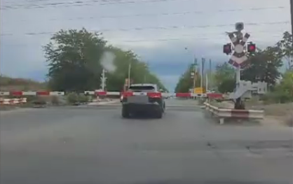 VIDEO. Un șofer a rămas blocat cu mașina pe calea ferată, între bariere