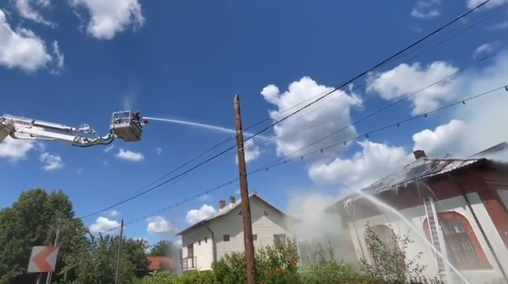 VIDEO. Acoperişul unei case din Argeș a luat foc de la generatorul panourilor fotovoltaice. Au intervenit 4 autospeciale de pompieri