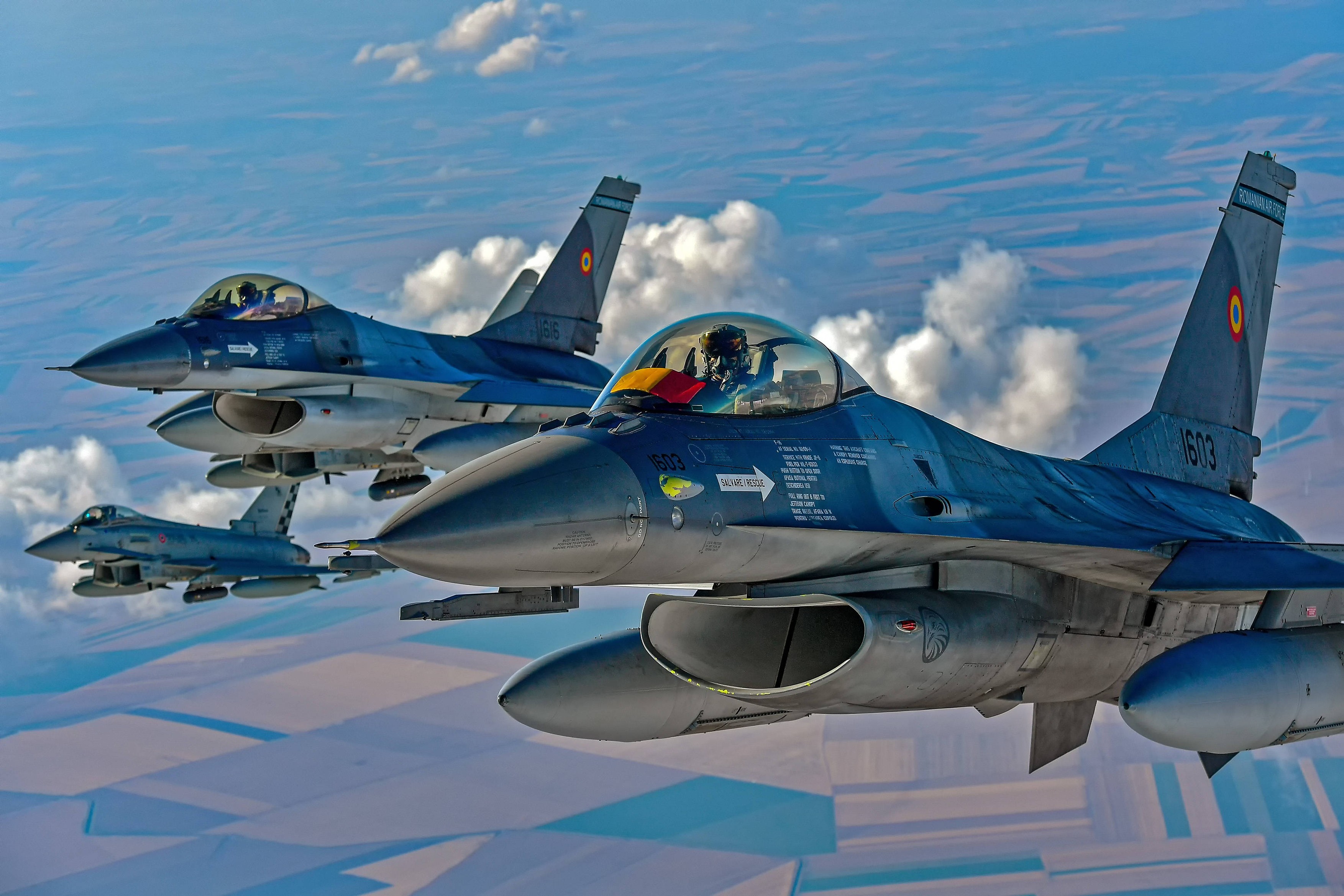Piloţii ucraineni au început antrenamentele pe avioanele F-16. Cât va dura instruirea