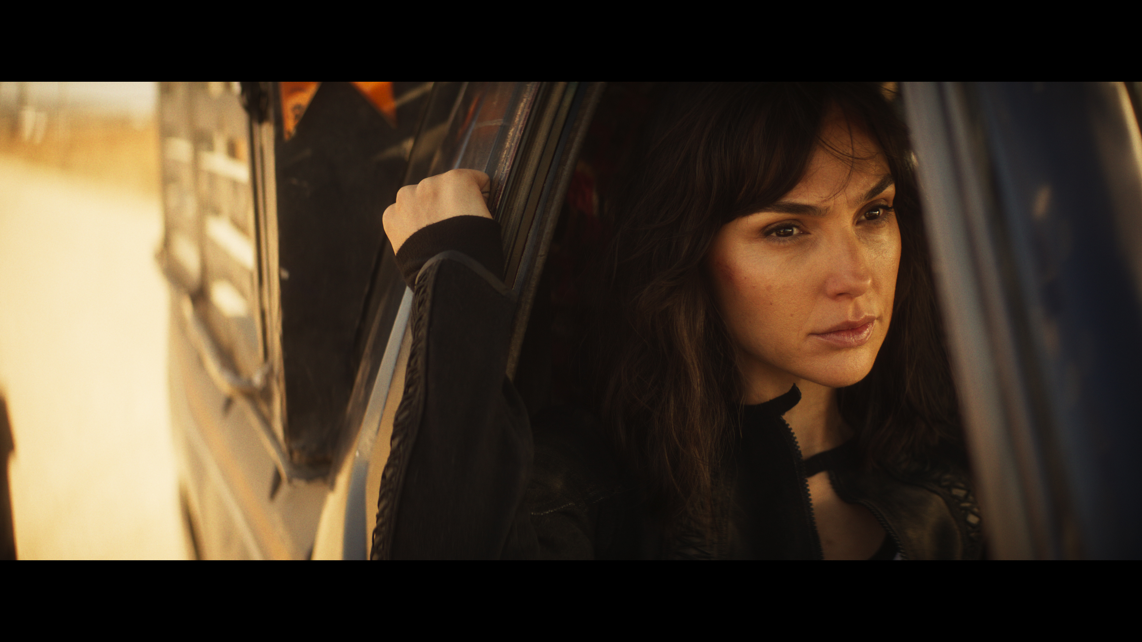 Gal Gadot nu mai încearcă să salveze lumea de una singură: o face cu ajutorul unei echipe de superspioni în thrillerul „Heart of Stone”