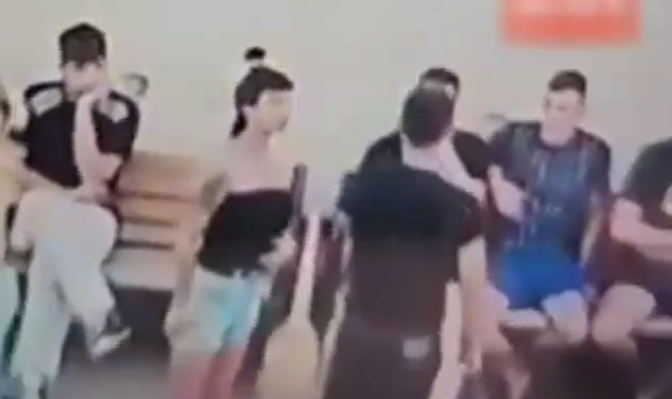 VIDEO. Polițist anchetat penal după ce a lovit o tânără. Victima a depus plângere, însă ulterior a retras-o