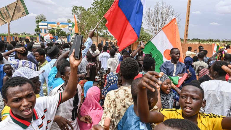 oameni cu steaguri si pancarte în Niger