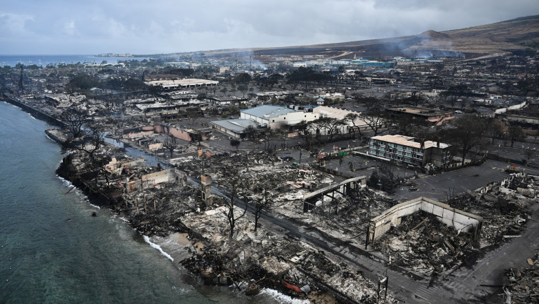 orașul stațiune Lahaina devastat de incendii