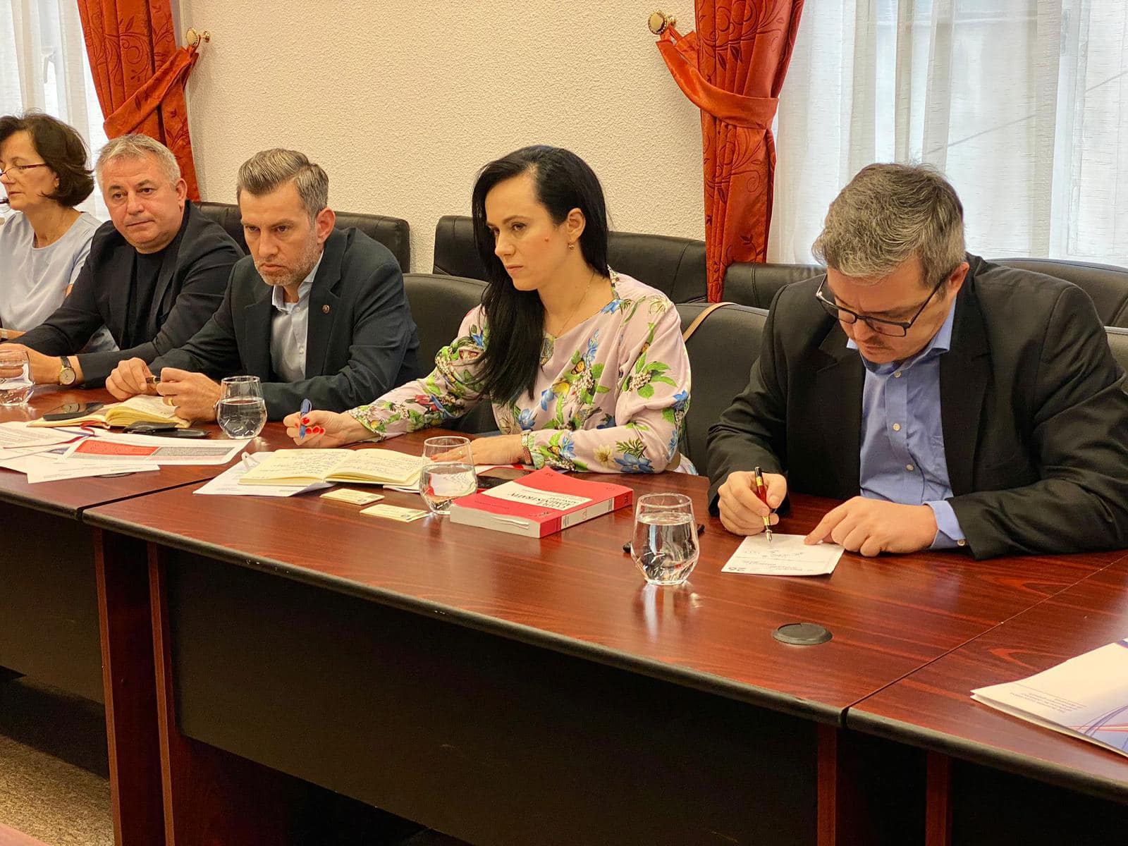 Lipsa muncitorilor calificați afectează economia. Declarațiile ministrului Muncii, după întâlnirea cu AmCham România