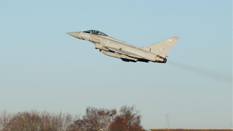 RAF Typhoon în zbor