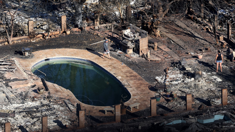 imagine din dronă cu zone distruse de incendiu din Hawaii