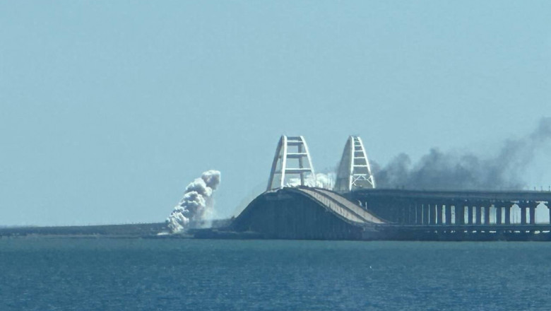 podul Kerci învăluit în fum