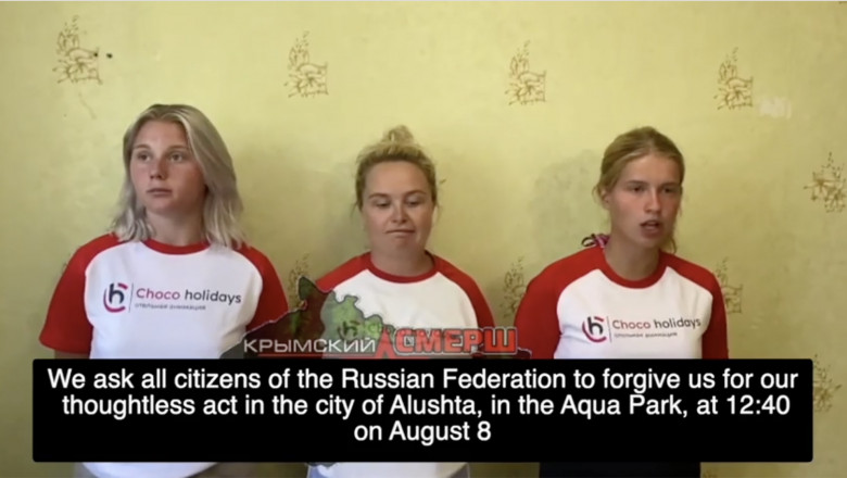 Three young women - Anna Podlesnaya (right), Elena Borisenkova (middle), Maria Kurochkina (left) - were fined for singing a Ukrainian song in Alushta, Crimea. They were forced to record a video with apologies.