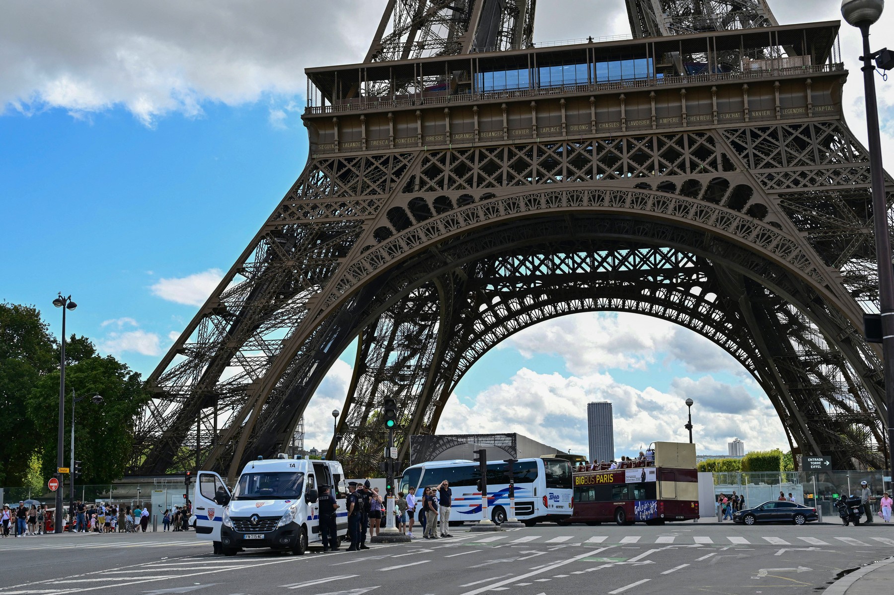 Alertă cu bombă la Turnul Eiffel. Monumentul a fost evacuat și închis
