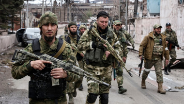 Soldați ceceni inarmati patruleaza pe straiz în Ucraina