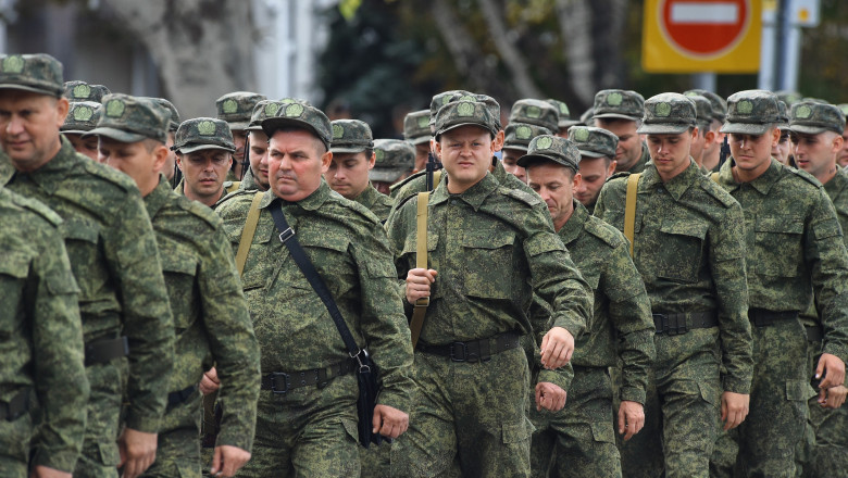 militari ruși mobilizați se deplasează în coloană