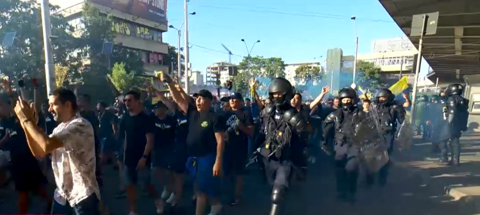Meci de mare risc în București. Jandarmeria escortează către stadionul Rapid sute de suporteri agresivi ai echipei Petrolul Ploiești