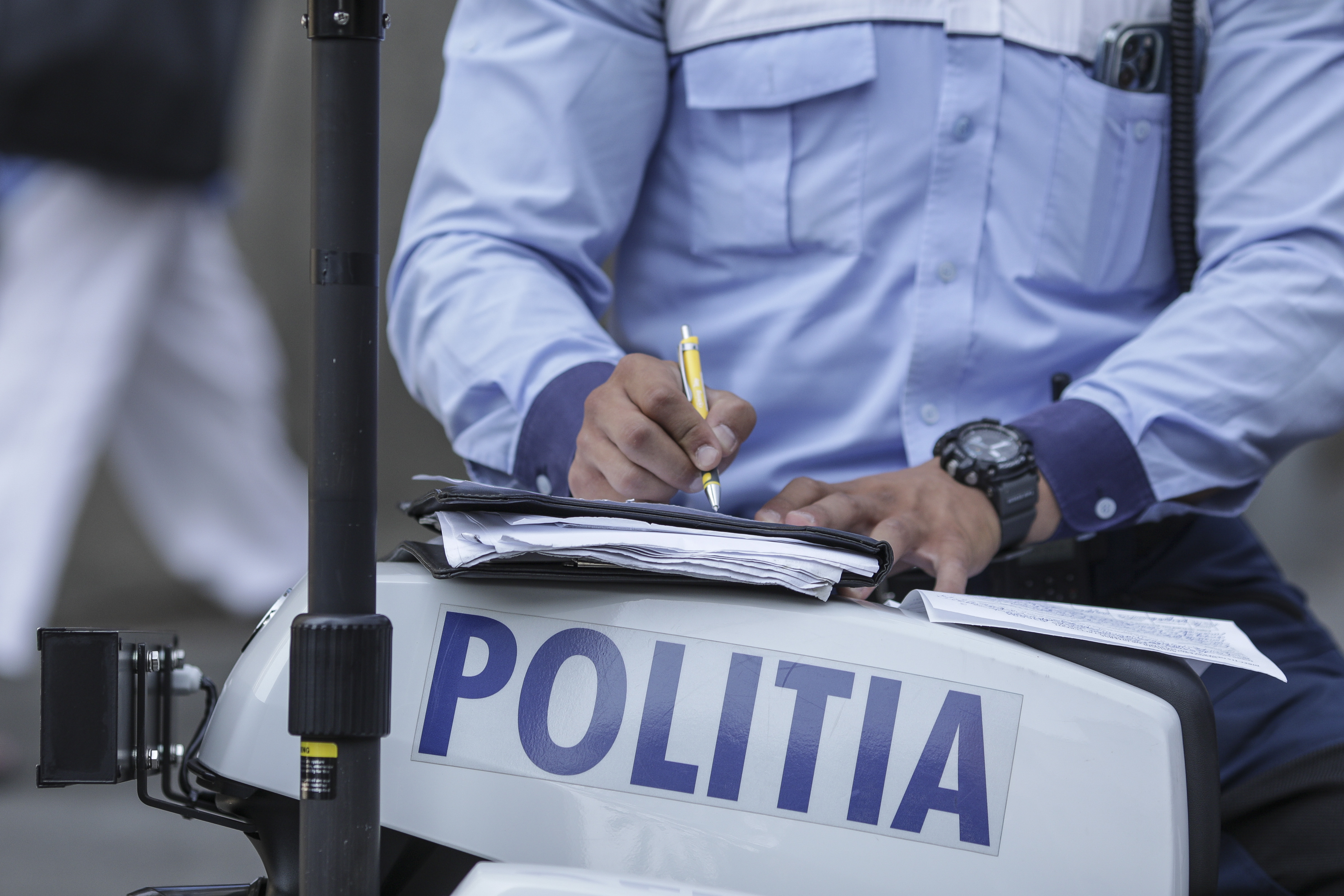 Persoane care circulă cu o mașină neagră acostează fete minore in Ilfov. Poliția face verificări