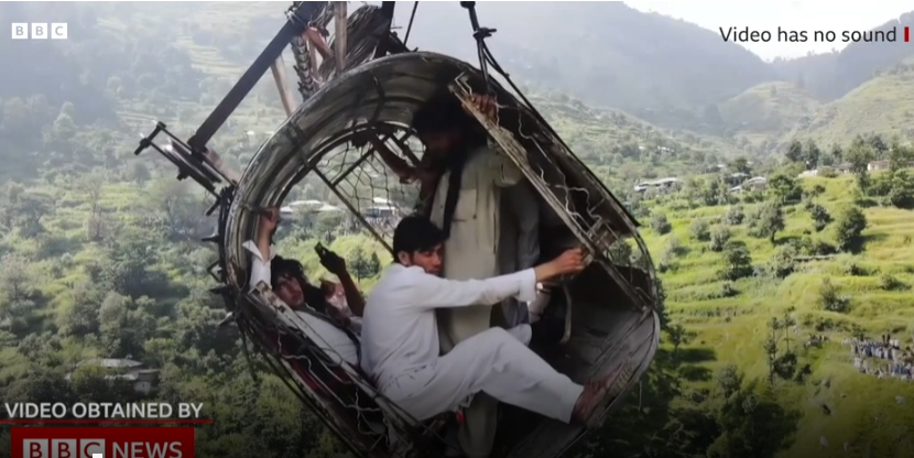 Imagini din dronă cu oamenii care au stat blocați 12 ore într-o telecabină, în Pakistan. Povestea eroului care i-a salvat