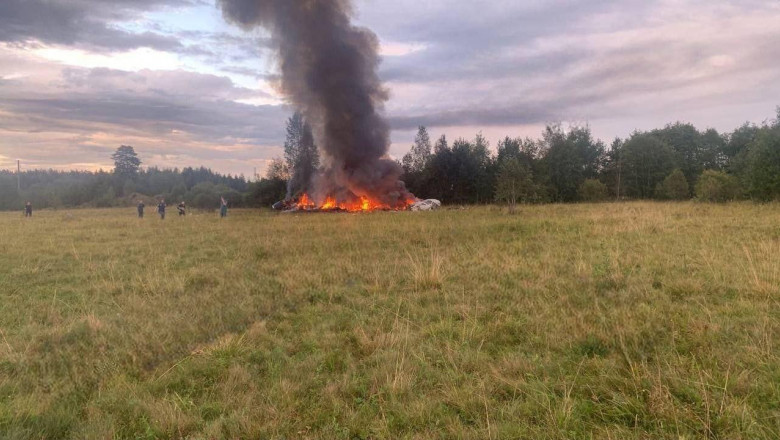 locul prăbușirii unui avion cu fum degajat dintr-un incendiu