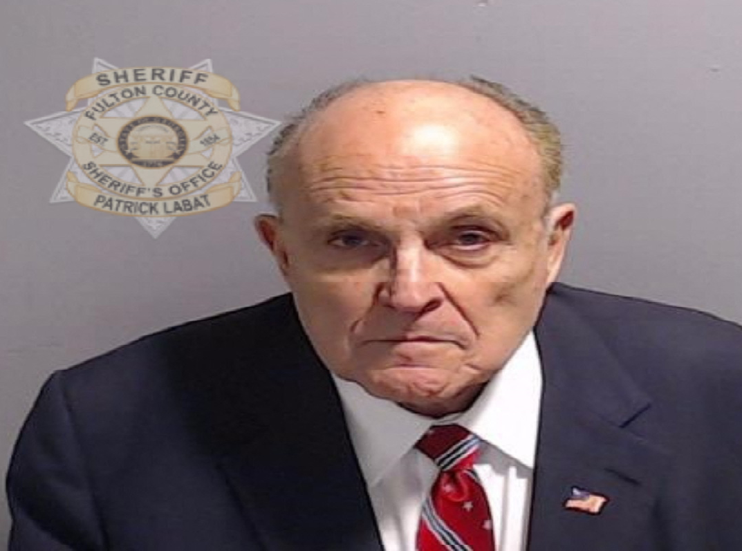 Giuliani s-a predat la o închisoare din Georgia, în dosarul în care Trump e acuzat de subminarea alegerilor din 2020