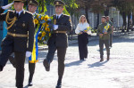 Le président ukrainien Volodymyr Zelensky et la première dame Olena Zelenska honorent la mémoire des victimes de la guerre russo-ukrainienne lors de la fête nationale à Kiev