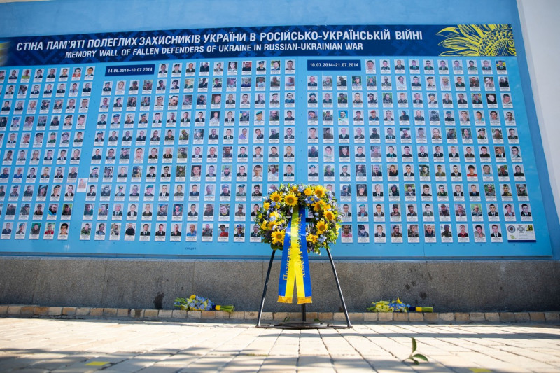 Le président ukrainien Volodymyr Zelensky et la première dame Olena Zelenska honorent la mémoire des victimes de la guerre russo-ukrainienne lors de la fête nationale à Kiev