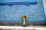 Le président ukrainien Volodymyr Zelensky et la première dame Olena Zelenska honorent la mémoire des victimes de la guerre russo-ukrainienne lors de la fête nationale à Kiev