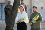 Le président ukrainien Volodymyr Zelensky et la première dame Olena Zelenska honorent la mémoire des victimes de la guerre russo-ukrainienne lors de la fête nationale à Kiev