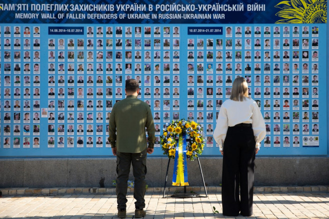 Le président ukrainien Volodymyr Zelensky et la première dame Olena Zelenska honorent la mémoire des victimes de la guerre russo-ukrainienne lors de la fête nationale à Kiev