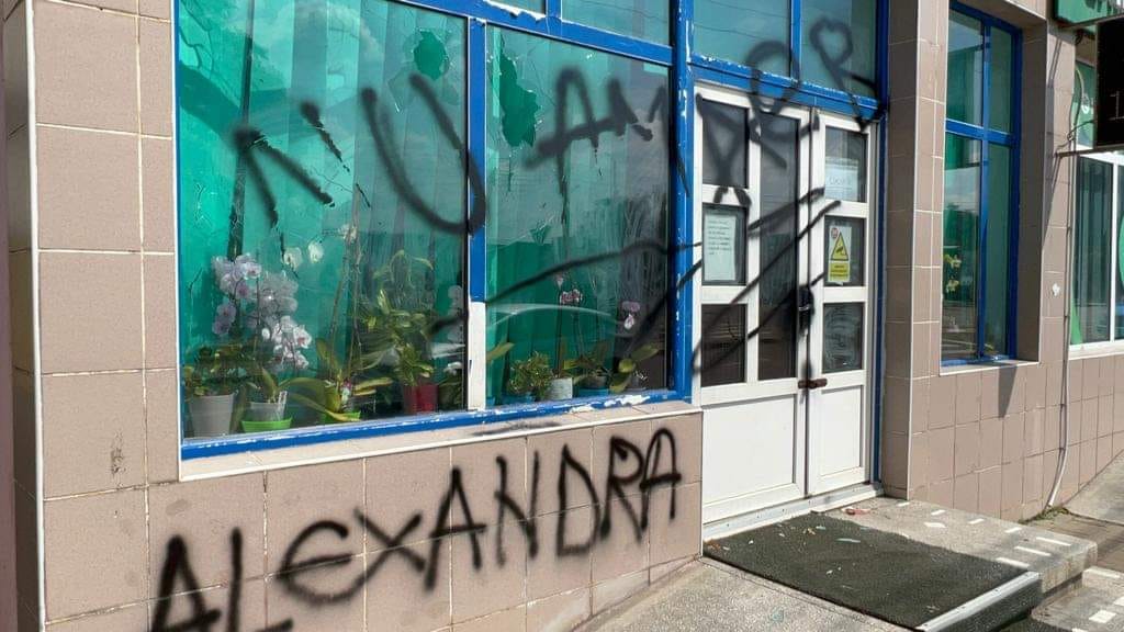 "Nu am aer", au scris protestatarii din Botoșani pe fațada cabinetului medicului care nu a răspuns la mesajele tinerei gravide