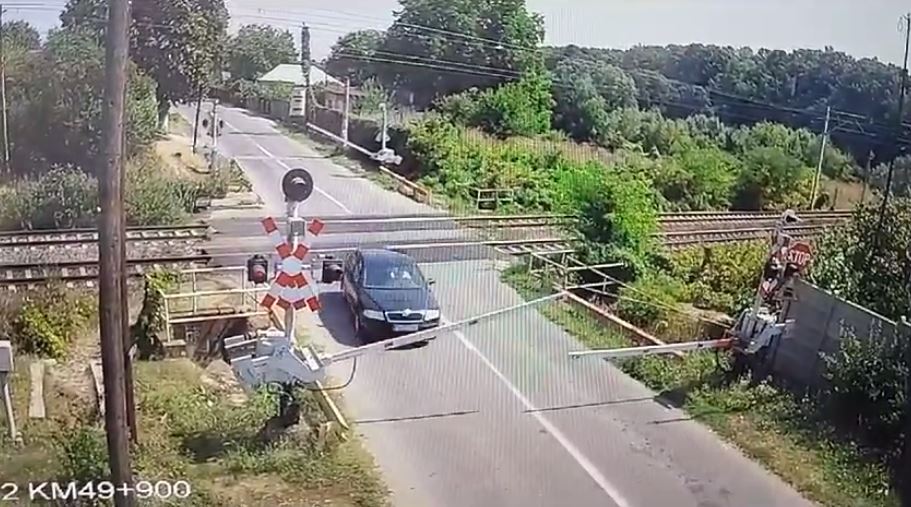 Inconștiență la volan: Un șofer a fost filmat în timp ce spulberă o barieră de cale ferată, în Prahova: „Un real pericol public”