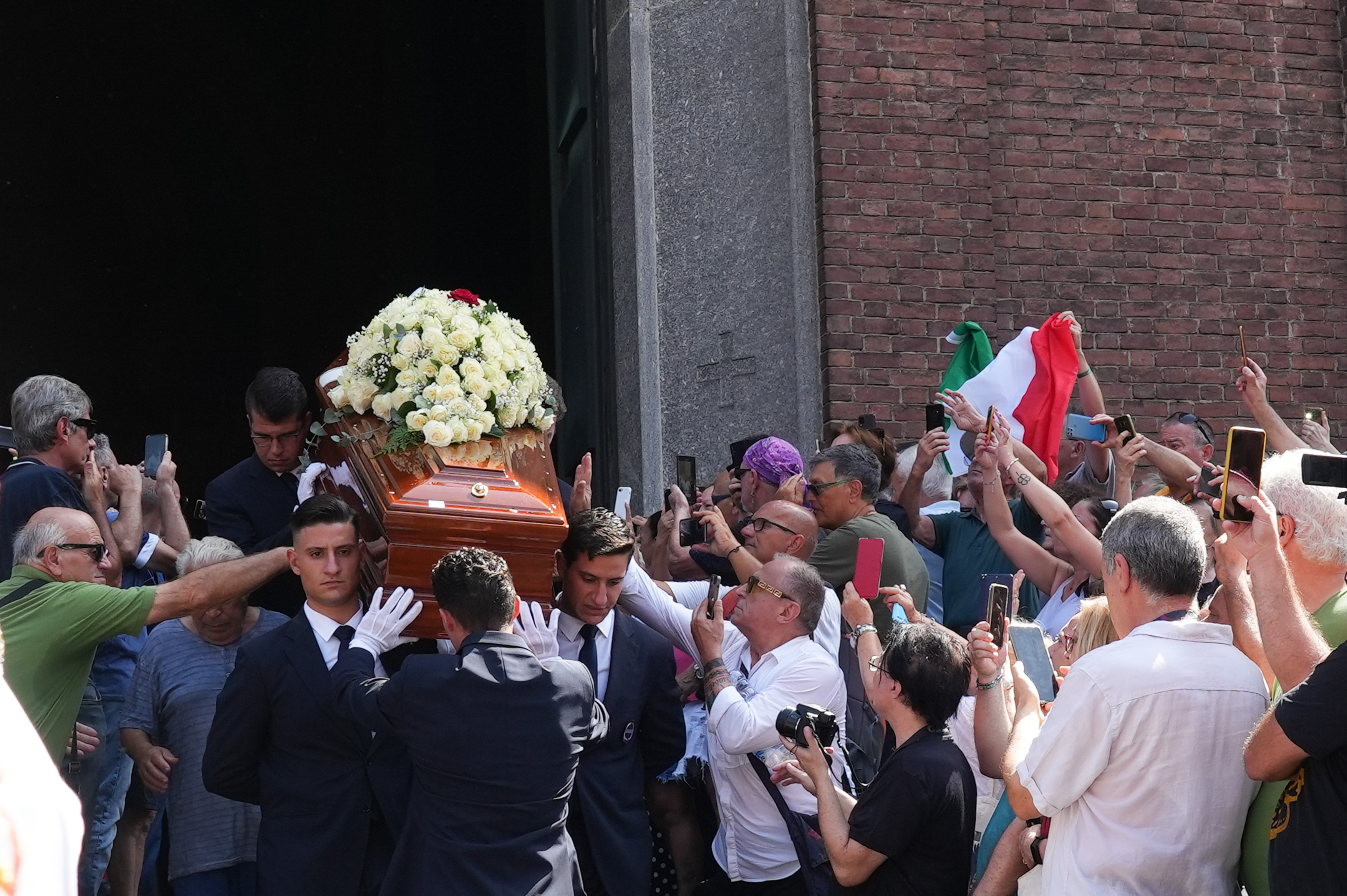 Toto Cutugno a fost condus pe ultimul drum, la Milano. Sute de fani i-au fredonat melodiile și au aplaudat