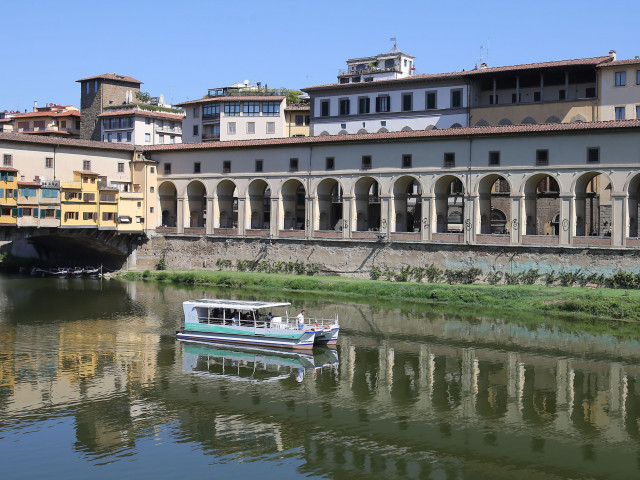 La polizia italiana fa irruzione su Airbnb dopo che due turisti tedeschi hanno scritto il nome della squadra di calcio su un monumento a Firenze