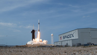 bază SpaceX unde o rachetă se desprinde de pământ