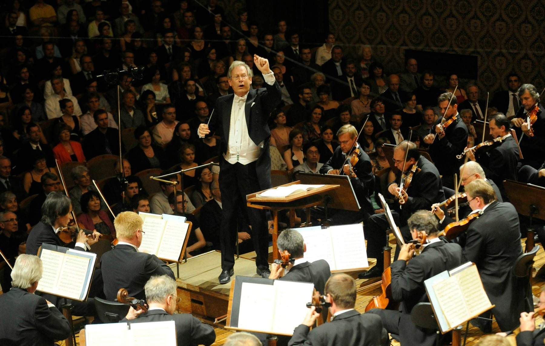 Scandal la Festivalul Berlioz: Celebrul dirijor John Eliot Gardiner a fost înlocuit după ce ar fi lovit un cântăreţ