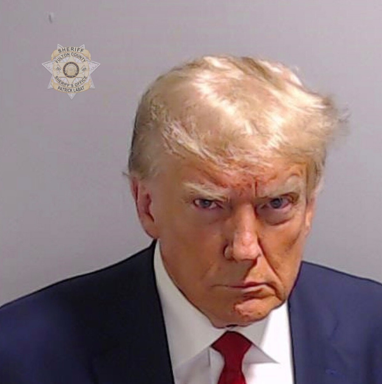 Deținutul nr. P01135809. Trump a fost fotografiat și amprentat la o închisoare din Atlanta. Fotografia lui judiciară a fost publicată