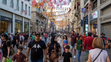 oameni pe strada in turcia
