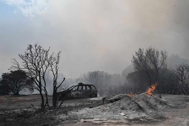 Griechenland - Feuer und Löscharbeiten in Parnitha / Parnes, im Norden der griechischen Halbinsel Attika, etwa 30 km nor